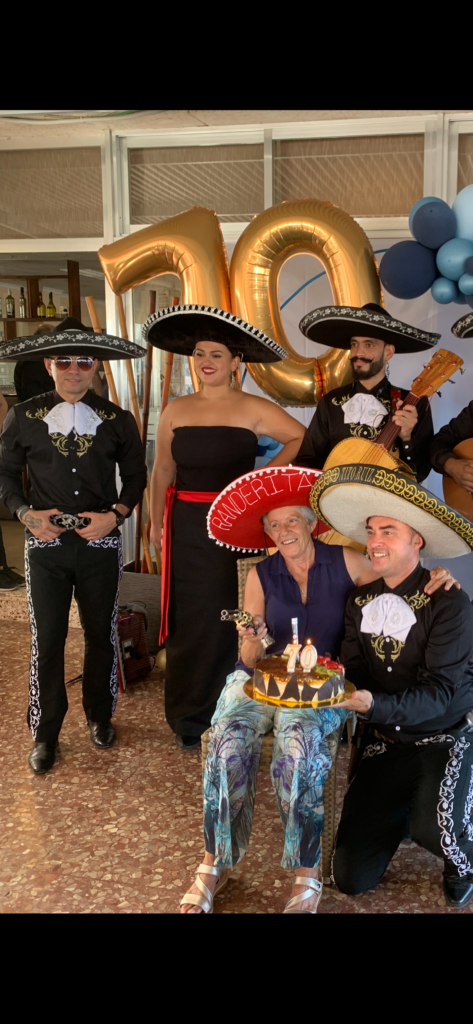 4.- Cuarteto de Mariachi