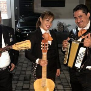 3.- Trío de Mariachi