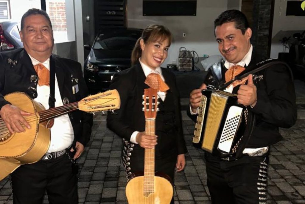 3.- Trío de Mariachi