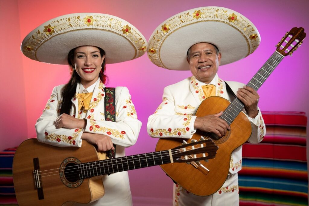 2.- Dúo de Mariachi